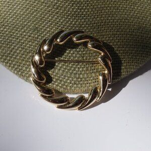 Women`s gold tone wreath circle brooch pin. 1 3/4